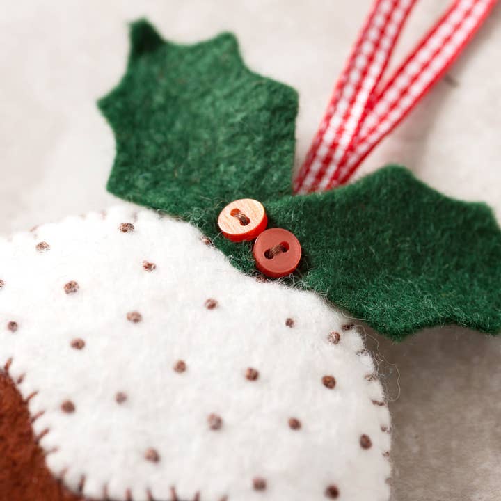Corinne Lapierre Limited – wholesale Craft sewing kit – Christmas Pudding Felt Craft Mini Kit1