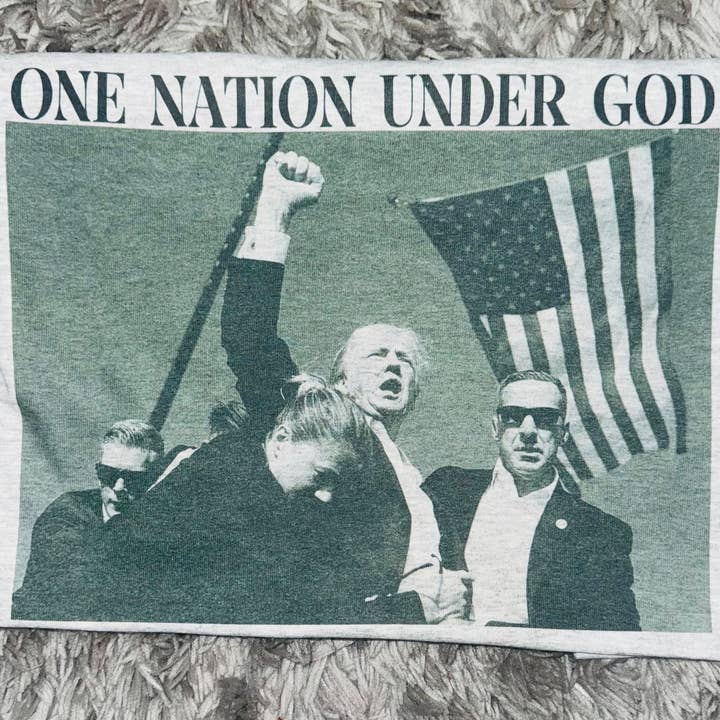 Én nation under Gud for engroshandel hos Jade & Ali Co. Boutique