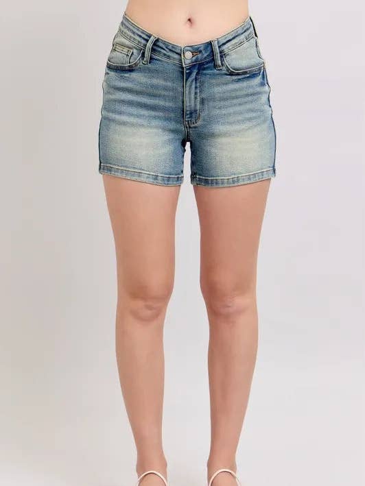 Judy Blue Volledige Maat V-Voorkant Vintage Wassing Shorts Plus Size voor wholesale door Queenado