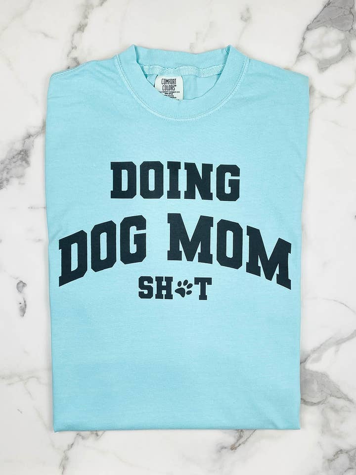 Doing Dog Mom S*** Grafisk Tee | Pet Collection for engroshandel hos KOKO + FOX WHOLESALE
