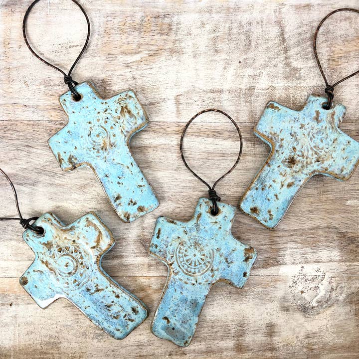 Croix de prière en grès pour la vente par Angela Wood Ceramics