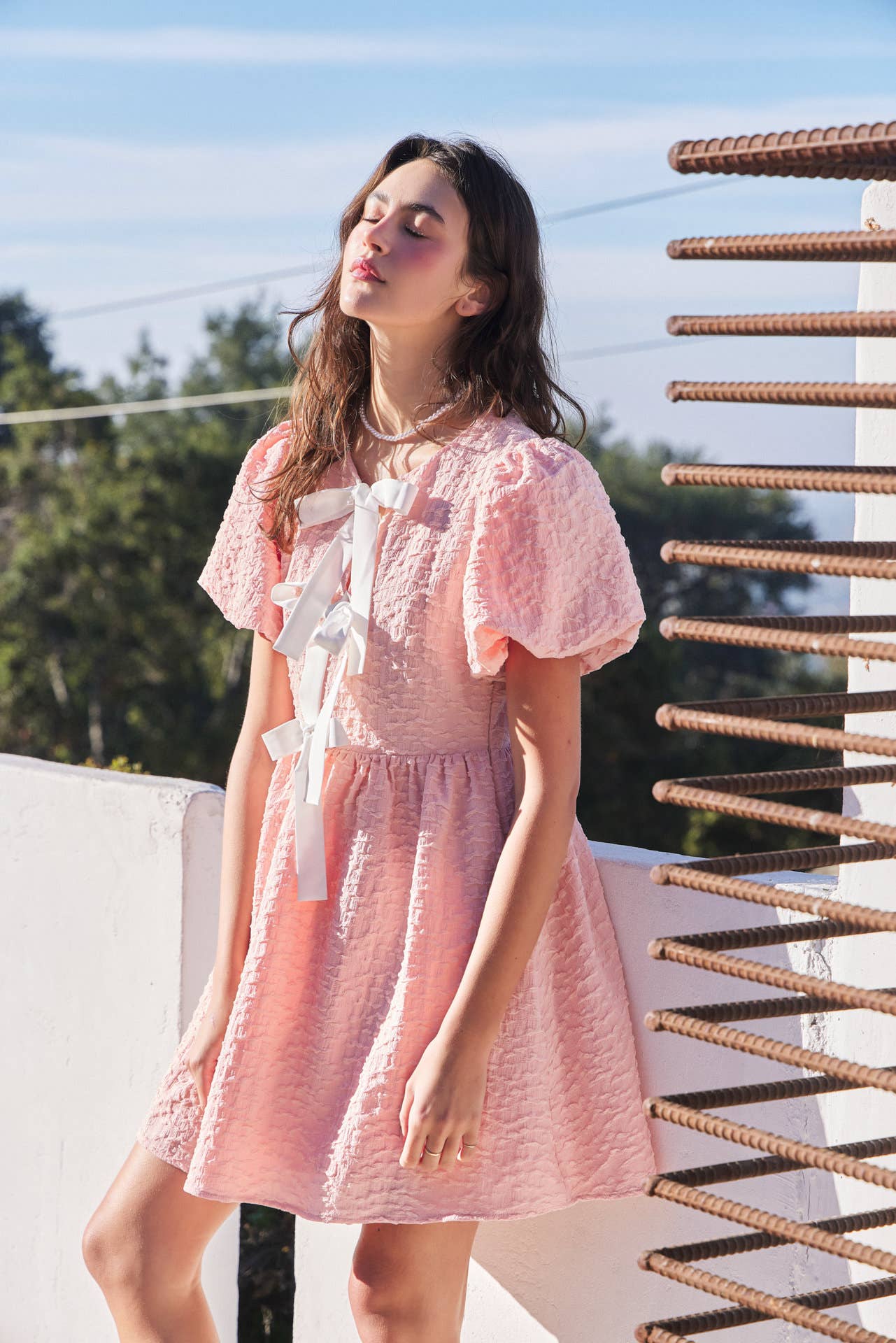 idem ditto – Großhandel Kleid – Damen – Mini-Kleid mit Bubbel-Textur, Schleifen-Detail vorne und Puffärmeln31