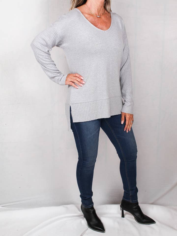 FK60039-L - Gris clair - Tricot côtelé mélangé à encolure en V A738 pour la vente par K & C Clothing, Inc.