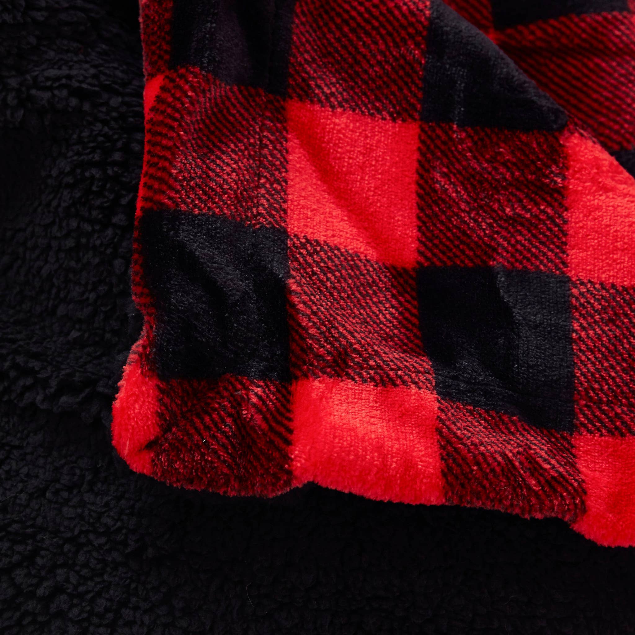 HomeRoots - Wholesale Throw Blanket - Buffalo Red Black Reversible Velvet And Sherpa Throw Blanket2