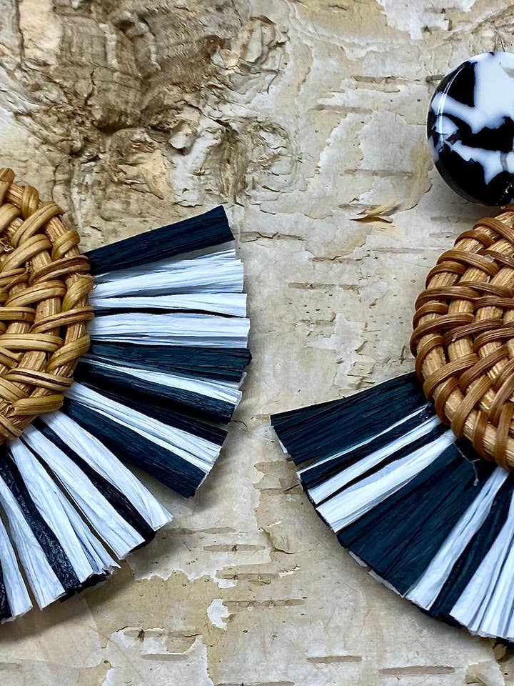 Boucles d'oreilles pampilles en rotin et raphia noir et blanc pour la vente par Cre8tv Qn