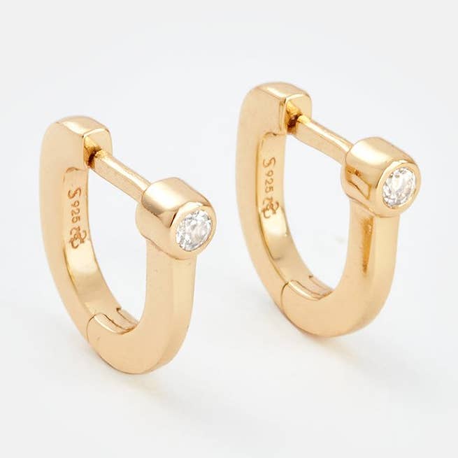 Omkeerbare Petite Huggie Hoepel met Witte Topaas voor wholesale door Sara Patino Jewelry