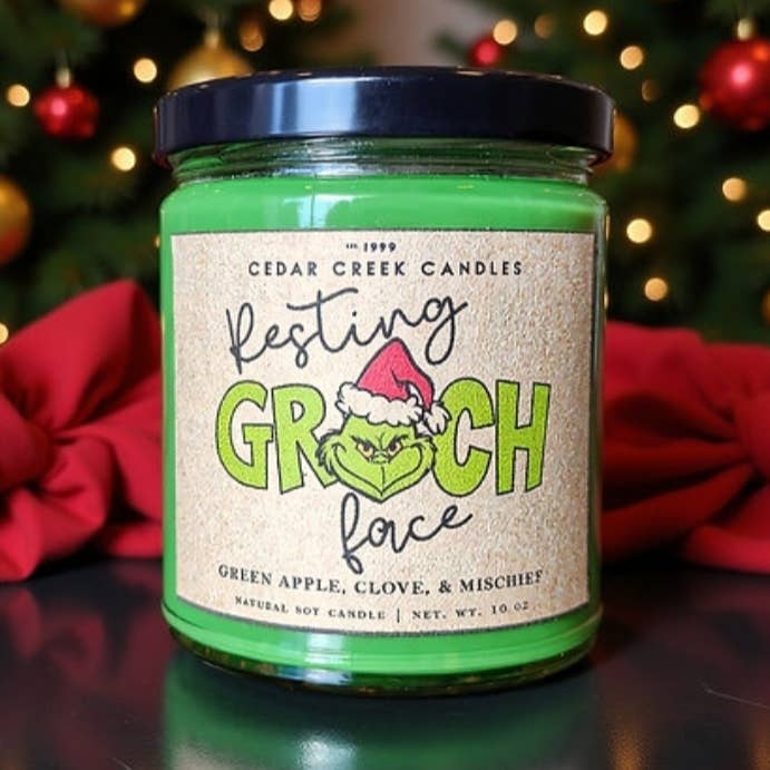Candela di soia gioco di parole natalizio - Faccia da Grinch a riposo per la vendita all'ingrosso da parte di Cedar Creek Candles