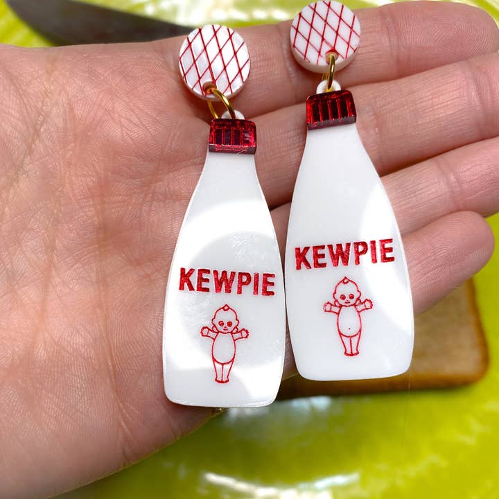 Orecchino Kewpie Mayo per la vendita all'ingrosso da parte di The Big Happy Jewelry Co
