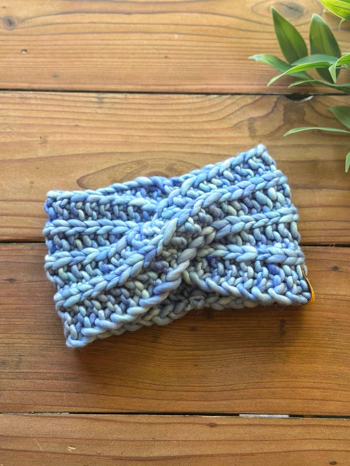 Pamn pannband i akvamarin för wholesale av Ellikin Knits