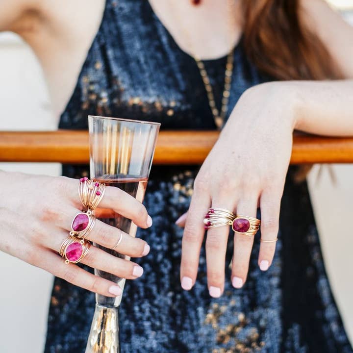 A Blonde and Her Bag – Engroshandel Statementring – Marcia Wire Wrap Ring med Ruby Swarovski krystaller5