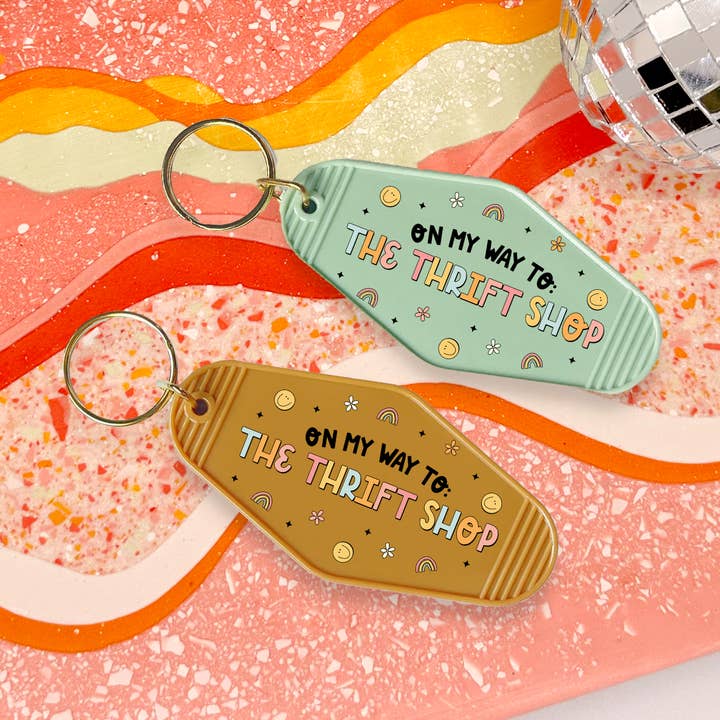 Chaveiro 'A Caminho da Loja de Brechó' por atacado de amarieacreates