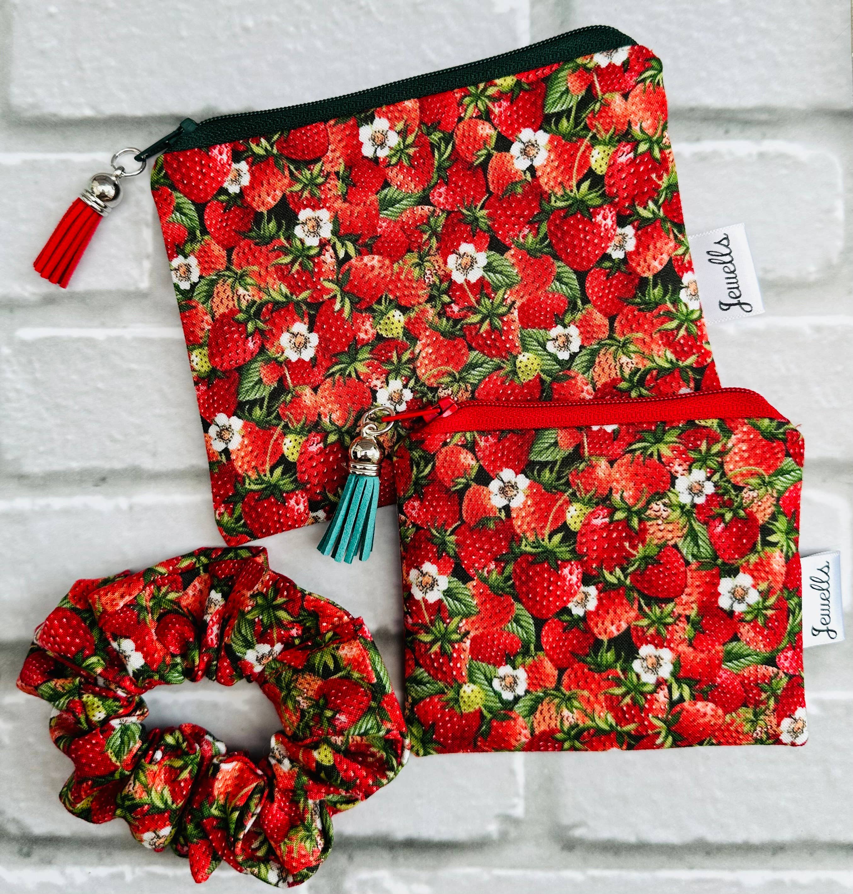 Jewells – wholesale Coin purse – Women’s – Strawberry fabric coin purse 2 sizes hair scrunchie5