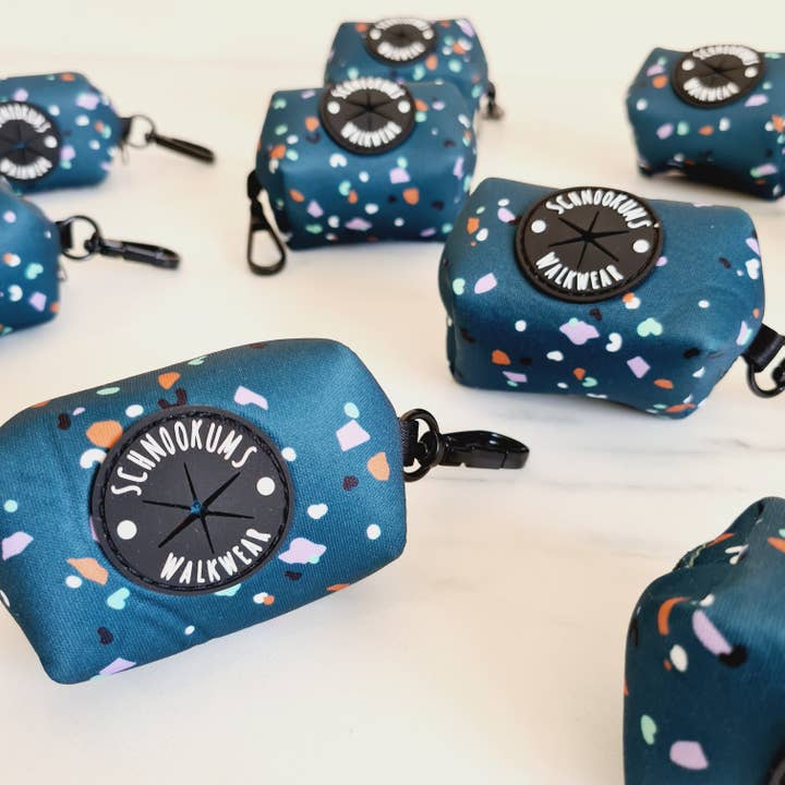 Schnookums Walkwear – Großhandel Kotbeutelspender – Kotbeutelhalter mit Neid-Motiv, Grün1