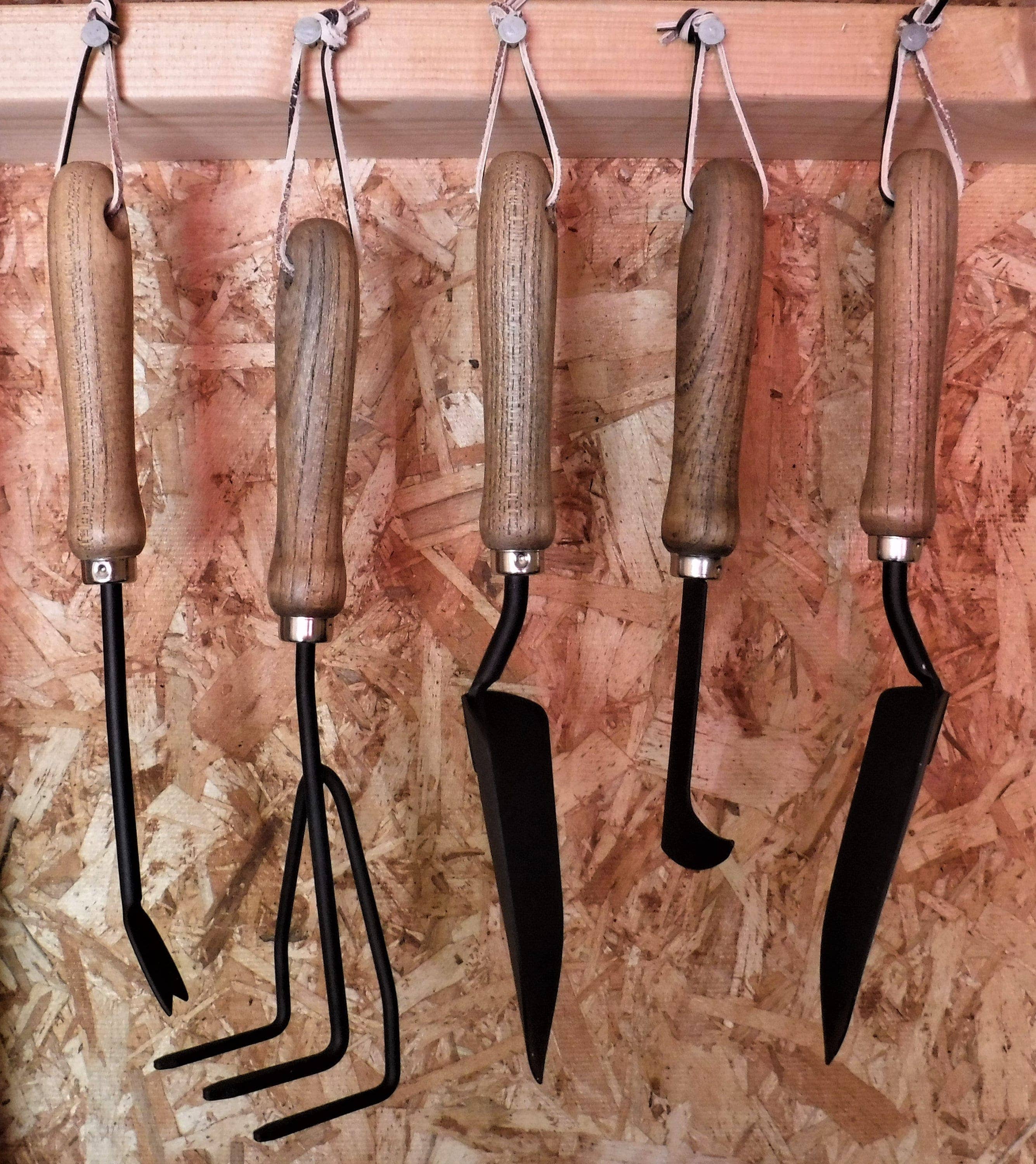 Gardinnovations - Venta al por mayor Herramientas de jardín - Set de herramientas de jardín con mangos de madera y colgadores de cuero5