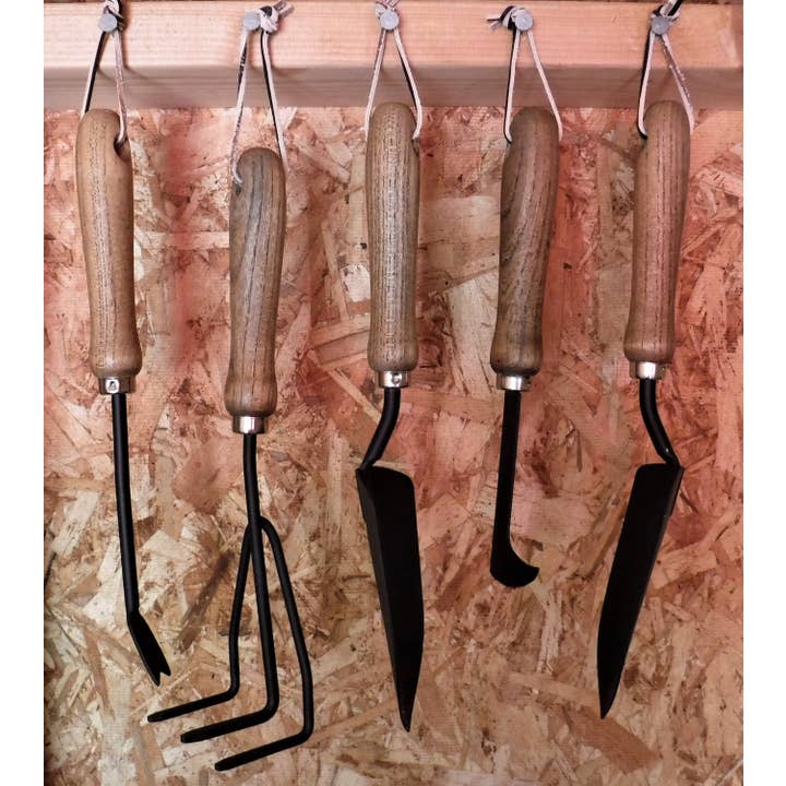 Gardinnovations - Venta al por mayor Herramientas de jardín - Set de herramientas de jardín con mangos de madera y colgadores de cuero5