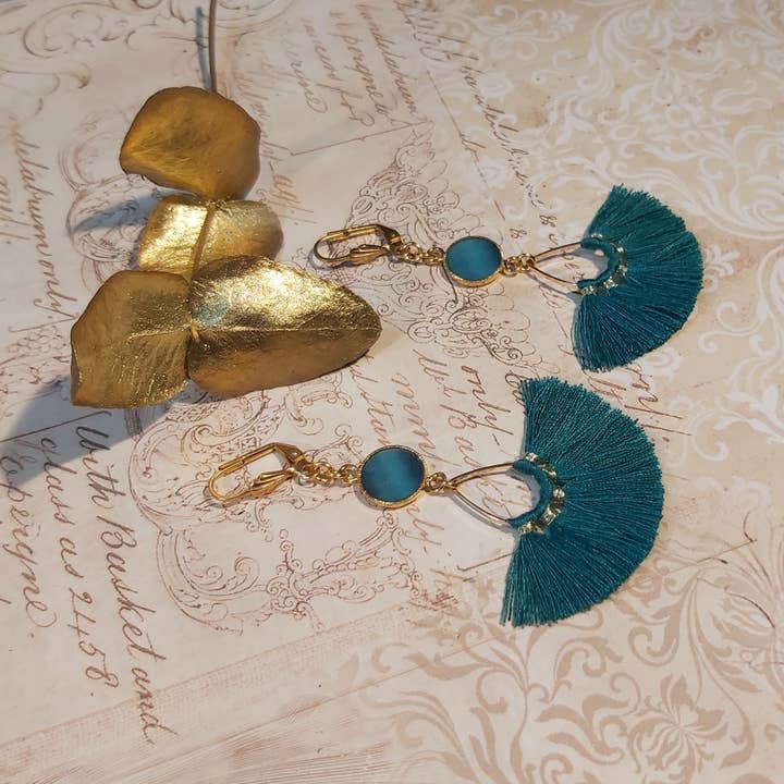 Ohrringe mit Harzmuster, vergoldetem Messing und Boho-Chic-Quaste für den Großhandel von Lydée Déco