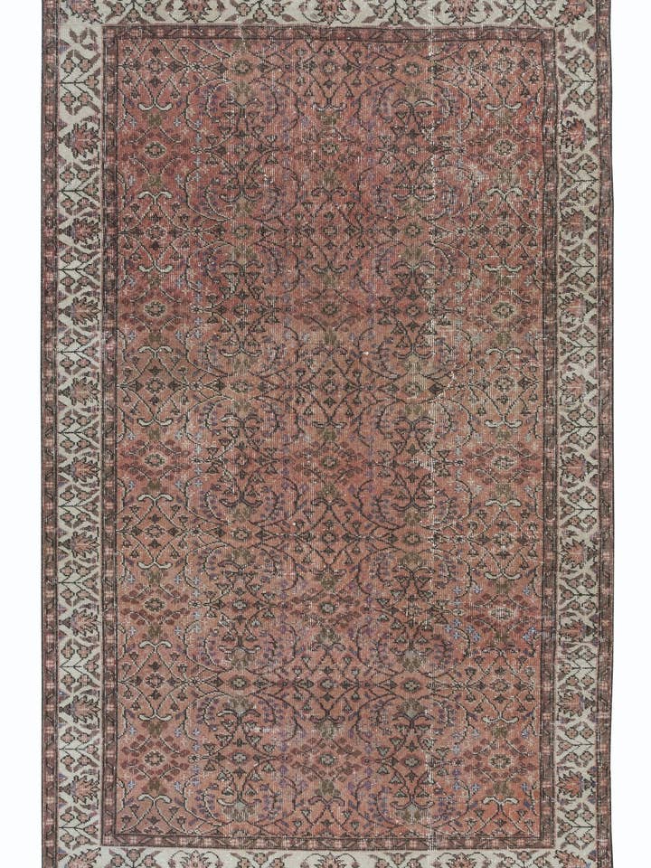 Tappeto turco vintage fatto a mano da 5,4 x 8,8 piedi in rosso e beige per la vendita all'ingrosso da parte di Rug Specialist LLC.