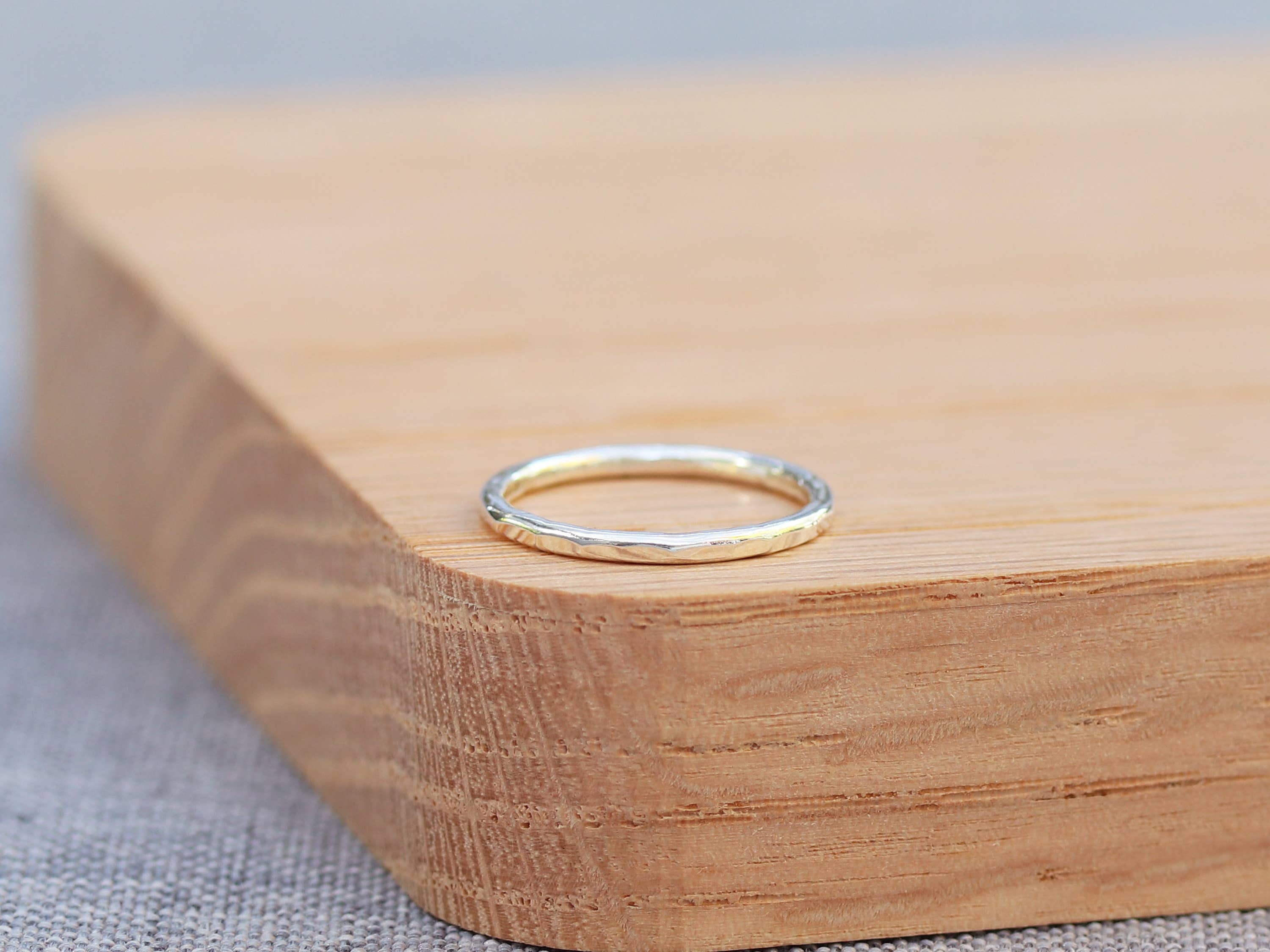 Sloane Jewelry Design – wholesale Band/Stackad Ring – Hamrad staplingsring2