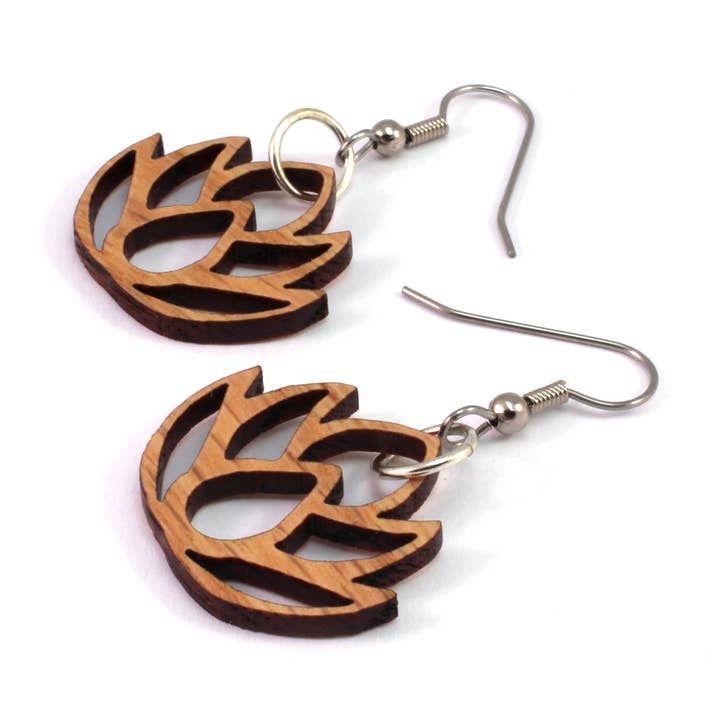 Boucles d'oreilles crochet en bois fleur de lotus pour la vente par Ear Emporium