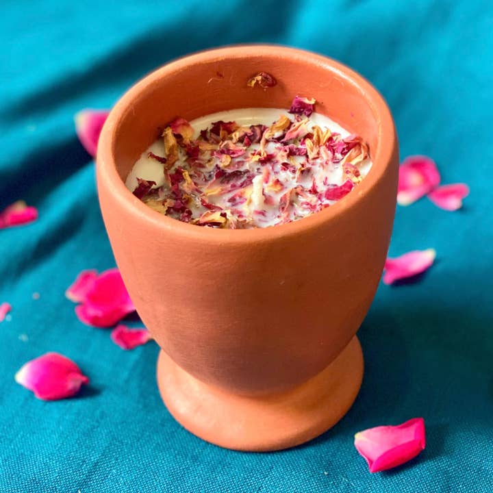Vela de cera de soja en tarro de terracota - Sandal Rose para venta al por mayor de Pravaah