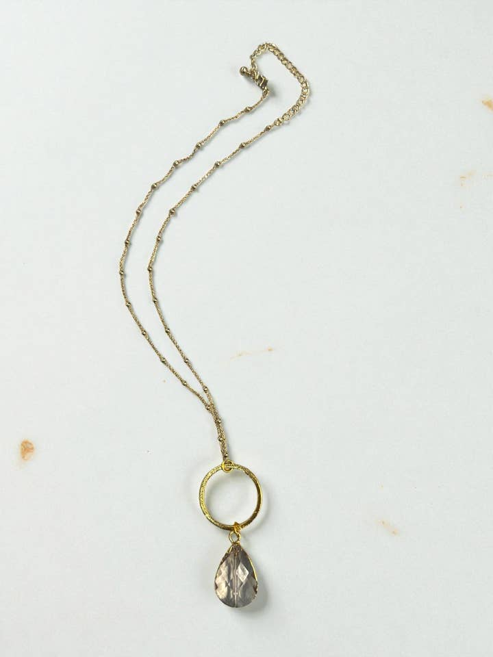 Goldene 18" Halskette mit gebürstetem goldenen Tropfenanhänger. für den Großhandel von Ava Capri