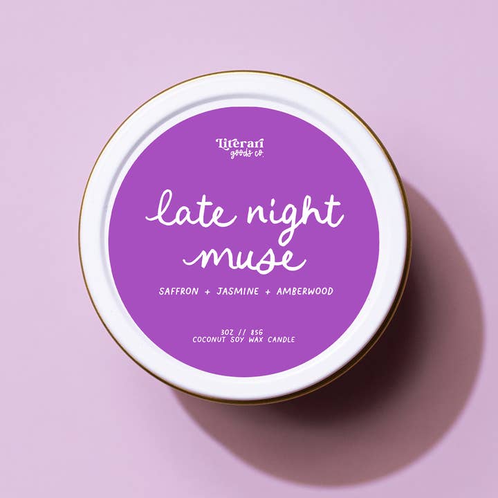 Bücherkerzen-Dose Geschenk - Romantik-Buchladen, Späte Nacht Muse für den Großhandel von Literari Goods, Co | Book Themed Candles + Gifts