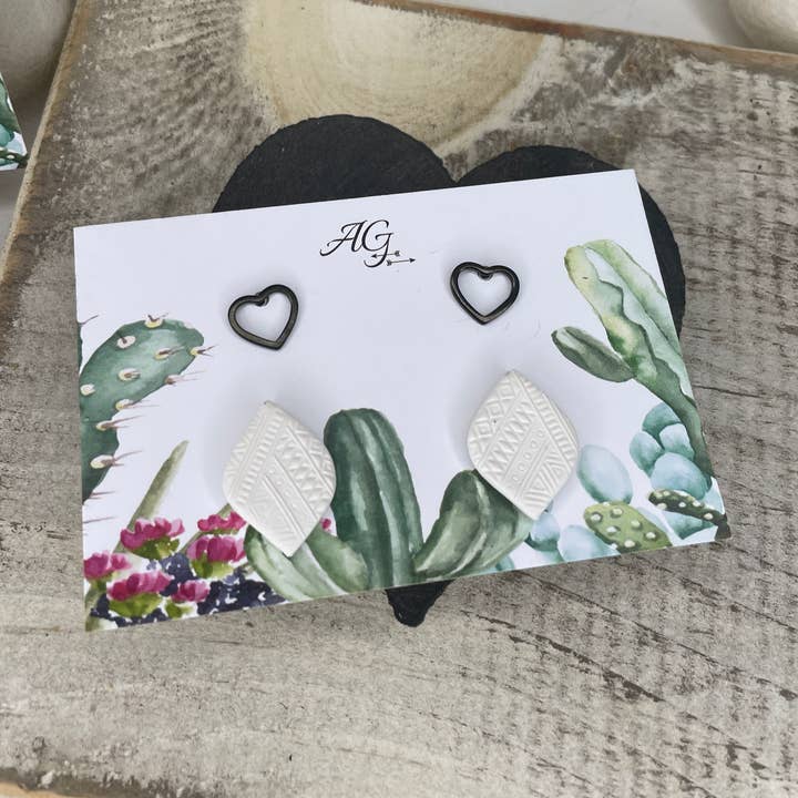 Zwarte hartstud met witte waaierstaart mozaïek duo stud pack voor wholesale door Arrow Girl Designs #———>