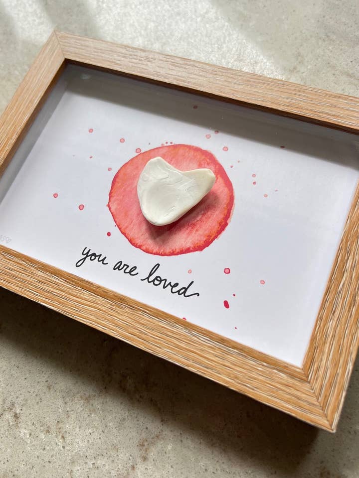 Vous êtes aimé Œuvre Cœur | Cœur en pierre, verre de mer ou coquillage dans un cadre en boîte à ombre pour la vente par Sook & Hook