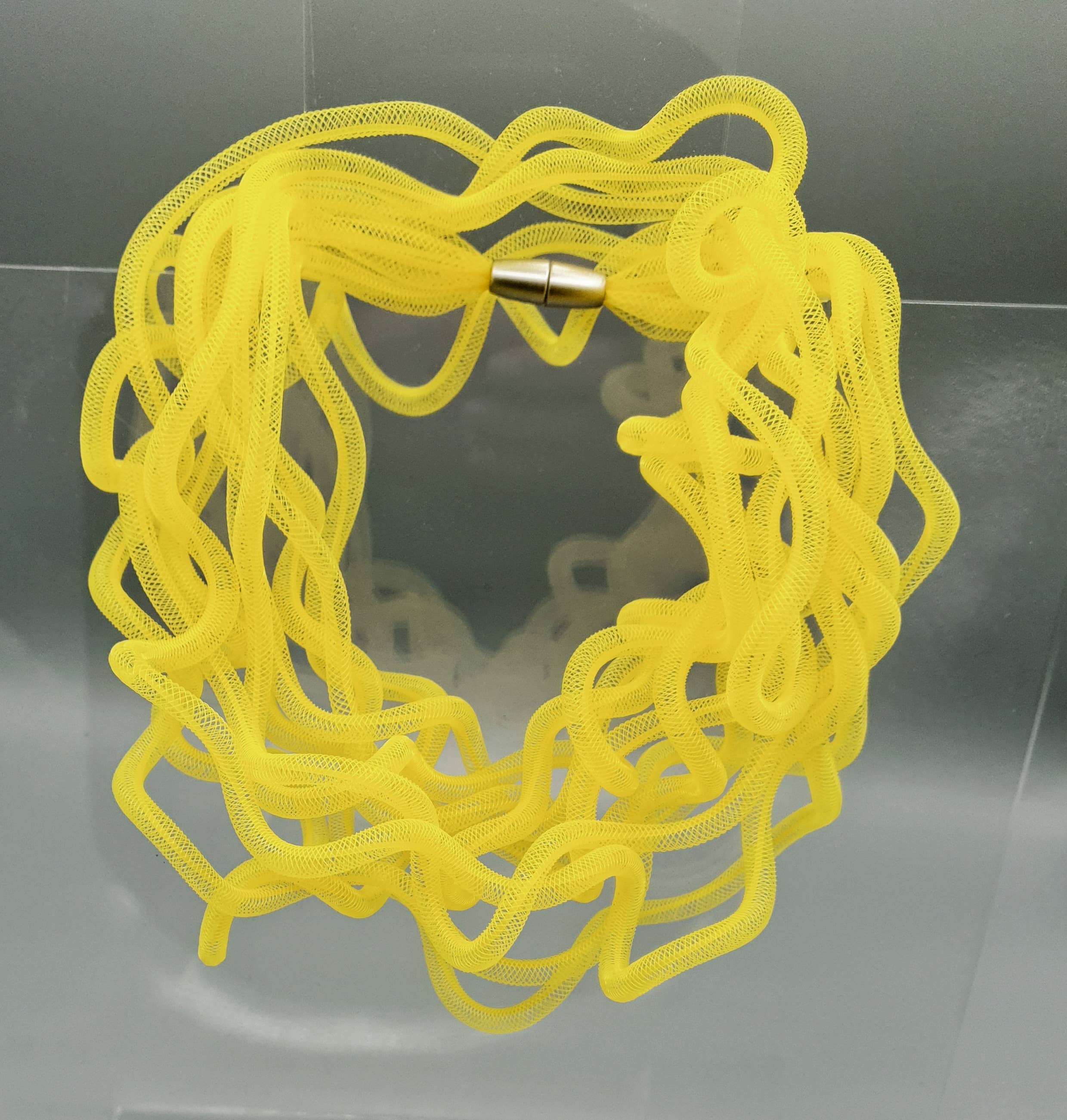 Rosalba Galati SRL – Colar com abas por atacado – Colar Eterina de PVC e Malha Sintética5