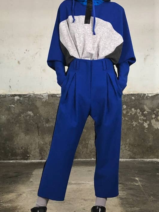 FW2022-P34: VERDREHTE HOSE MIT HOHER TAILLE für den Großhandel von Txell Miras