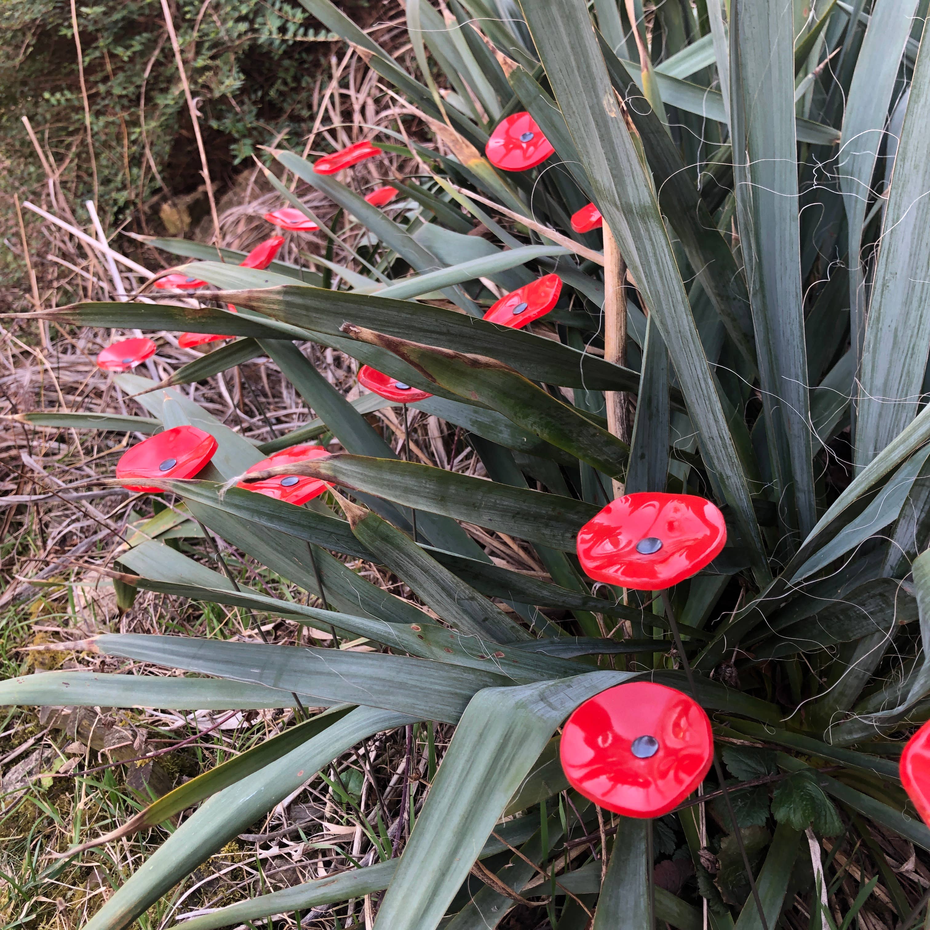 CARNEOL GLASS - Wholesale Garden/Lawn Stake - Small Glass Flower For Outside In Red1