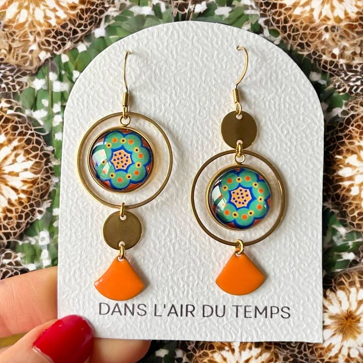 Dans l'Air du Temps Bijoux - Wholesale Dangle Earrings - Asymmetrical green and orange flower earrings with gold or silver finish2