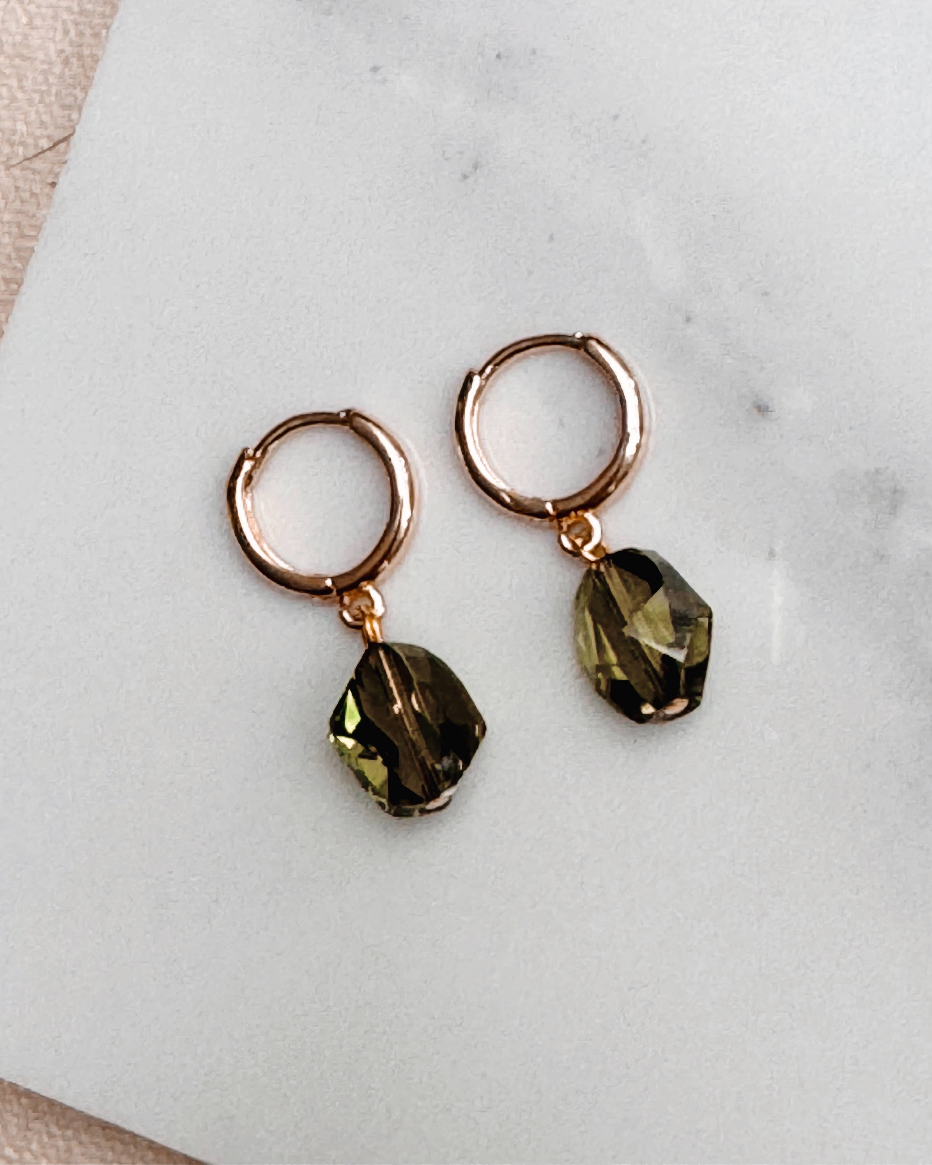 Gracie Rose Designs – brincos huggies por atacado – Brincos de argola Glam Verde Oliva Swarovski de Cristal Huggie1