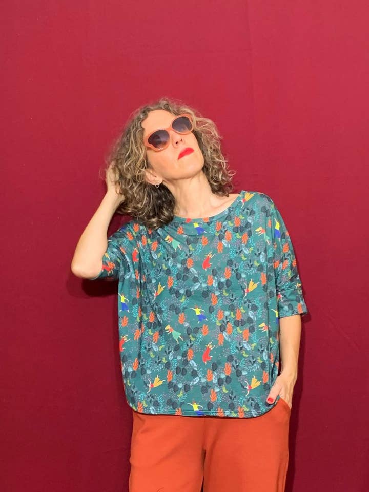 Bond T-shirt - Print Ellas Bailan for wholesale by La Compiano