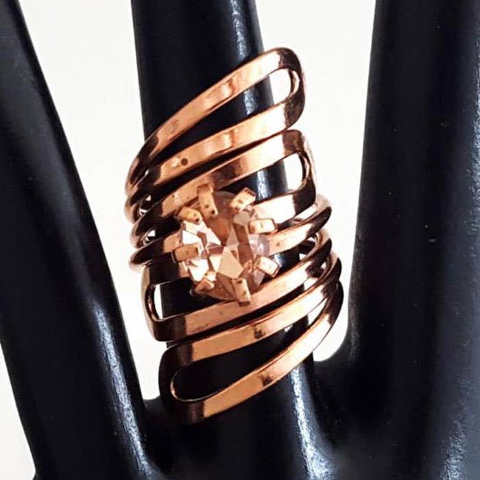 Costello International – wholesale Cocktail/Statement Ring – Kubisk Zirkonia Hamrad Ren Helande Koppar Art Nouveau Ring1