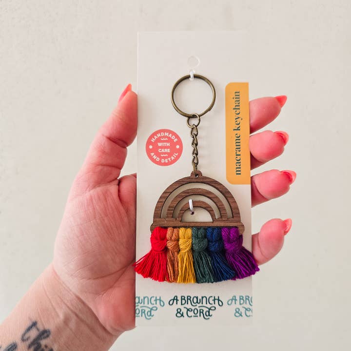 A Branch & Cord - Vendita all'ingrosso Portachiavi - Unisex - Portachiavi Arcobaleno in Macramè con Legno - Colori Tenui / Orgoglio