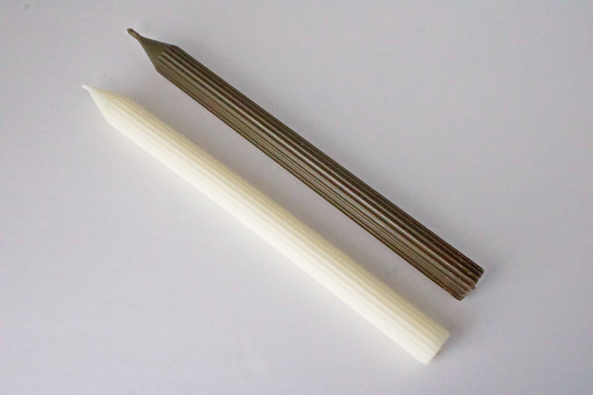 MarneyAsh - Venta al por mayor Velas cónicas/candeleros - Juego de 2 Velas Cónicas de Lápiz, Vela Acanalada, Juego de Velas Rayadas5