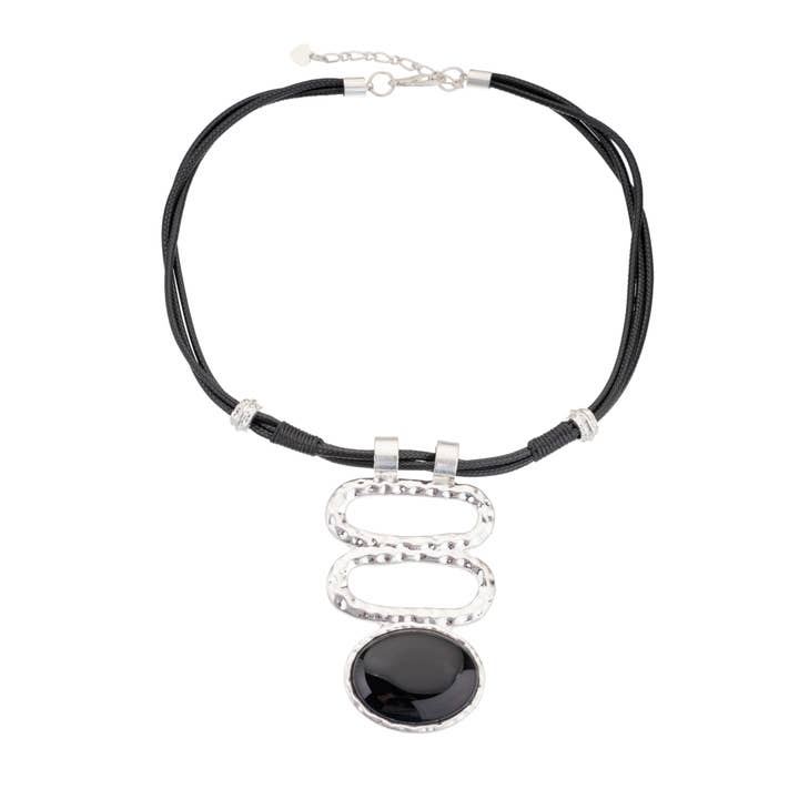 Collana VERITY in cordoncino nero con pendente color argento per la vendita all'ingrosso da parte di Blue Scarab