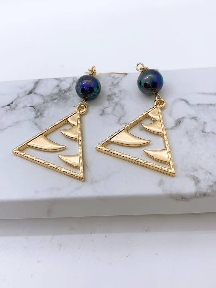 Ahu Ula (conception de cape en plumes hawaïenne) : Boucles d'oreilles Hamilton en or avec perles de coquillage pour la vente par Anela's Jewelry