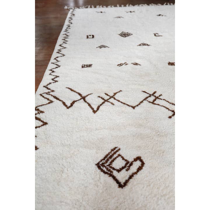 Ouive - Vendita all'ingrosso Tappeto - Tappeto berbero marocchino bianco "Symbol" con simboli tribali marroni3