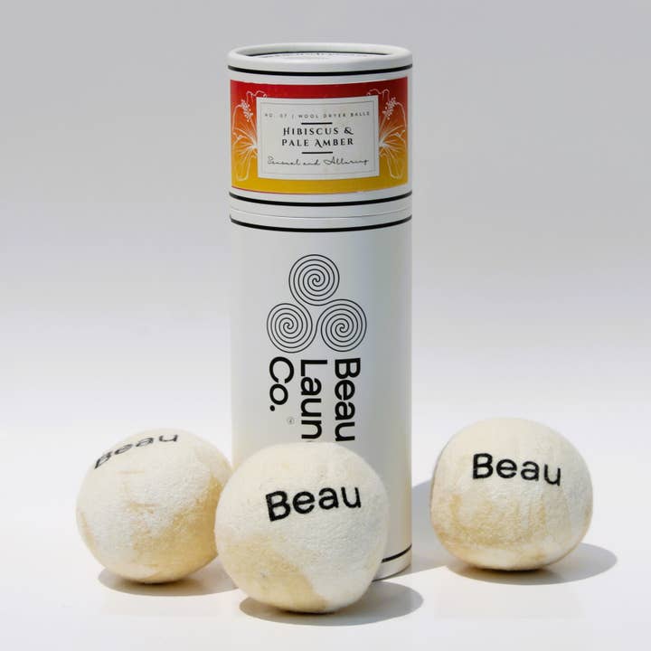 Hibiskus & blek bärnsten doftande och mjukgörande torkbollar för wholesale av Beau Laundry Co.
