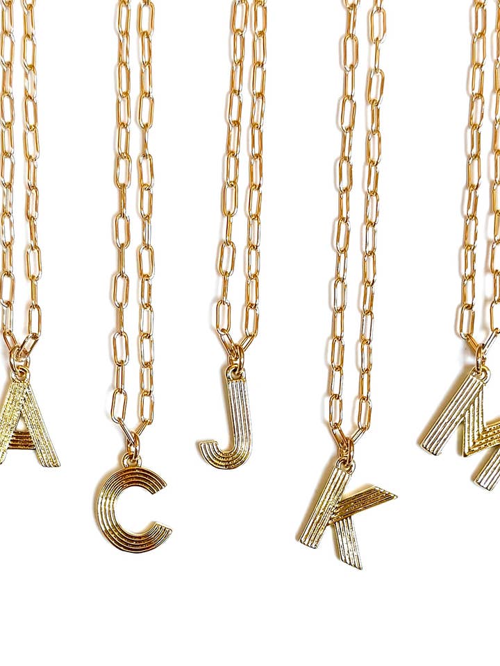 Collana con iniziale testurizzata per la vendita all'ingrosso da parte di Jennifer Tuton Jewelry