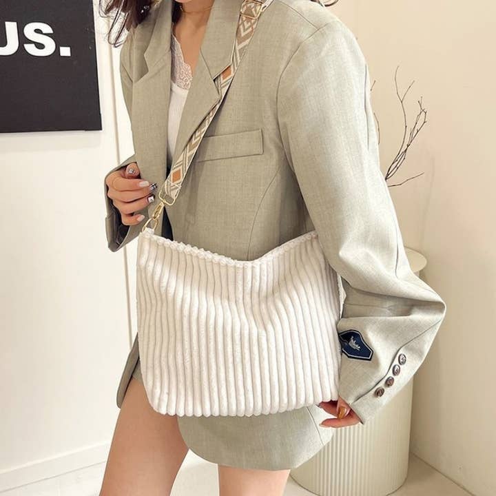 JOSSLYN by wall to wall – Engroshandel Tote bag - Dame – Fløjl AZTEC Guitar Skulderrem Tote Taske | 40P5844