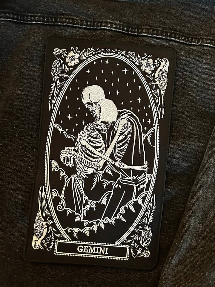 Gemini - Toppa posteriore grande ricamata per la vendita all'ingrosso da parte di 13th Press