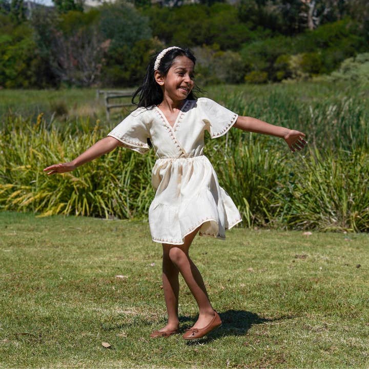 Kaiya - Robe en lin crème à étages - Blanc perle - Pas de tarifs pour la vente par Ruhmee