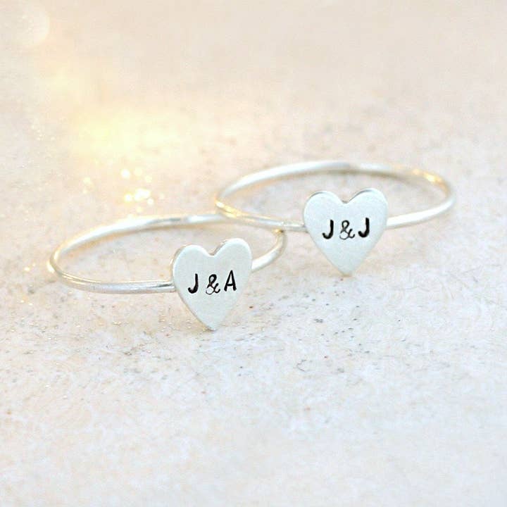 Anel Inicial Coração de Prata Personalizado, Presente de Dia dos Namorados por atacado de Meadowbelle