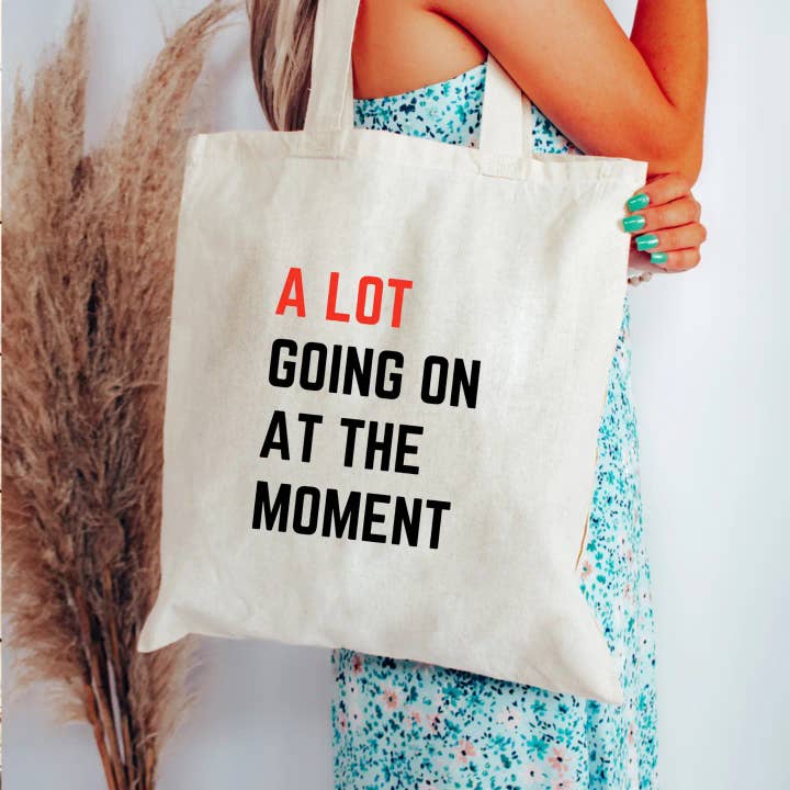 Sac fourre-tout avec beaucoup de choses en ce moment pour la vente par brattybloom