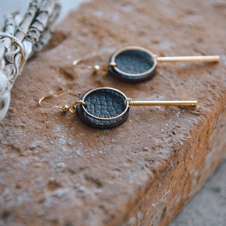 Moderna cirkelörhängen med guldpläterad stavhängsmycke för wholesale av Cecelia Designs Jewelry