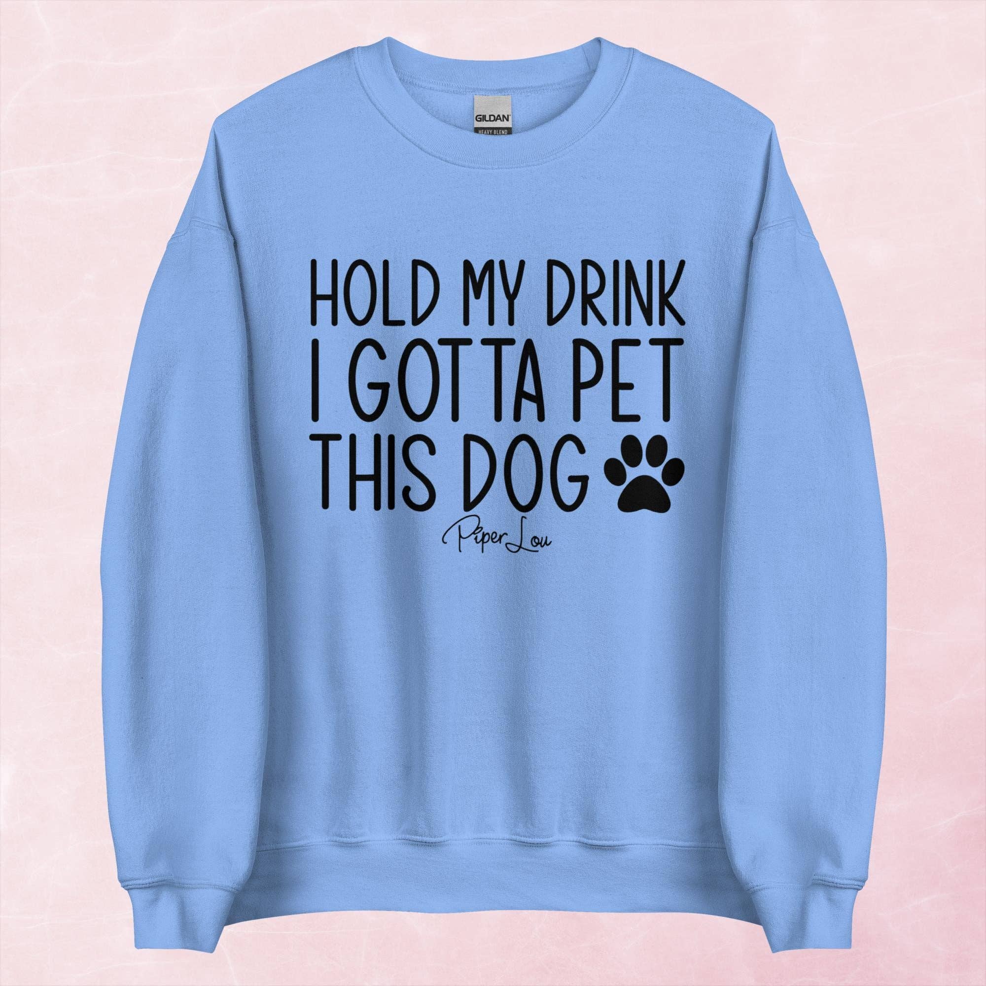 Piper Lou Collection - Vendita all'ingrosso Felpa stampata - Donna - Felpa Girocollo Grafica "Tieni il Mio Drink, Devo Accarezzare Questo Cane"5