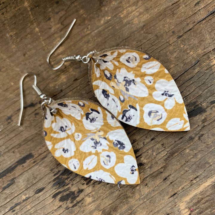 Senap gul vallmo Print Läder Örhängen för wholesale av Jill's Jewels